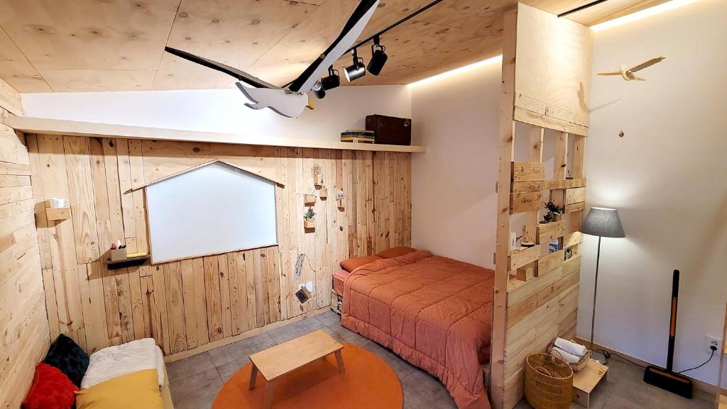 Ένα ή περισσότερα κρεβάτια σε δωμάτιο στο 허브스테이