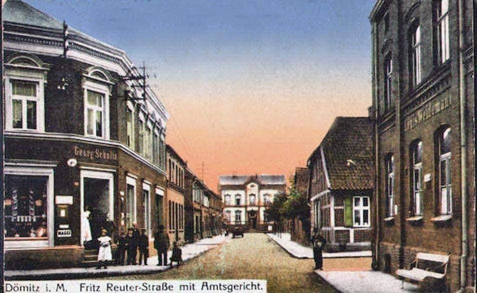 une ancienne photo d'une rue de la ville avec des bâtiments dans l'établissement der Elbe so nah, à Dömitz