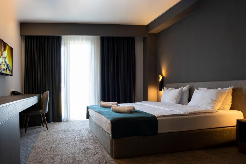 Postel nebo postele na pokoji v ubytování The West Inn-Georgia Hotel