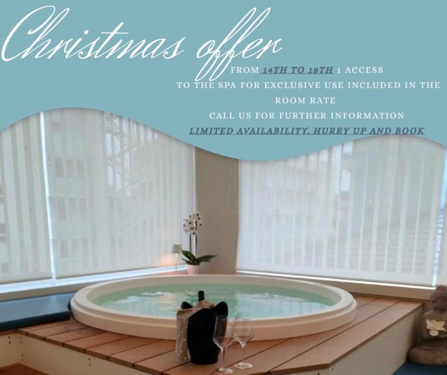 a hot tub in a room with a window at Almalux Jesolo Wellness & Spa 3 stelle superior in Lido di Jesolo