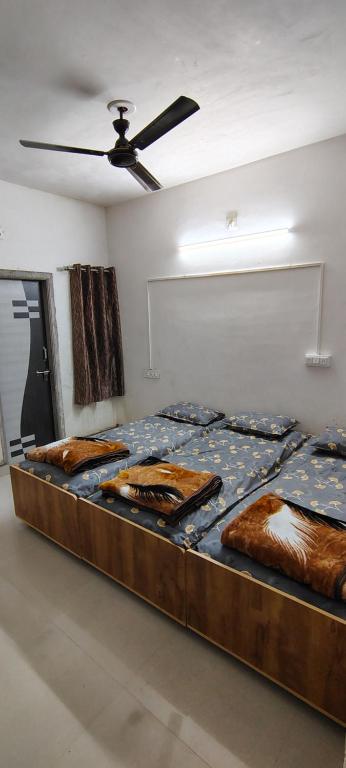 Cama grande en habitación con techo en Dwarkesh Boys Zostel, en Junagadh