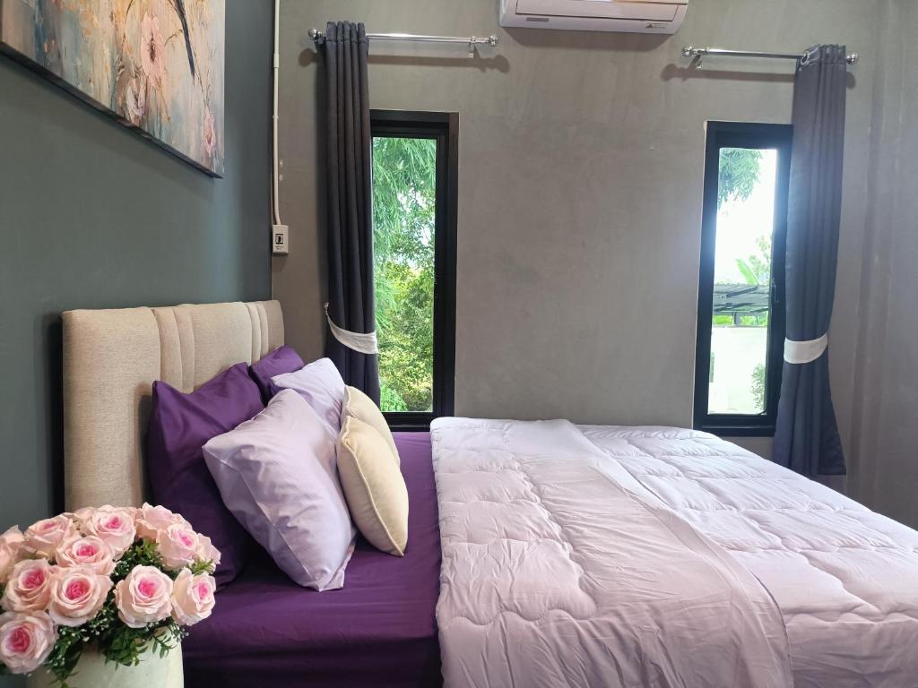 Postel nebo postele na pokoji v ubytování Baan norn nub dao pai