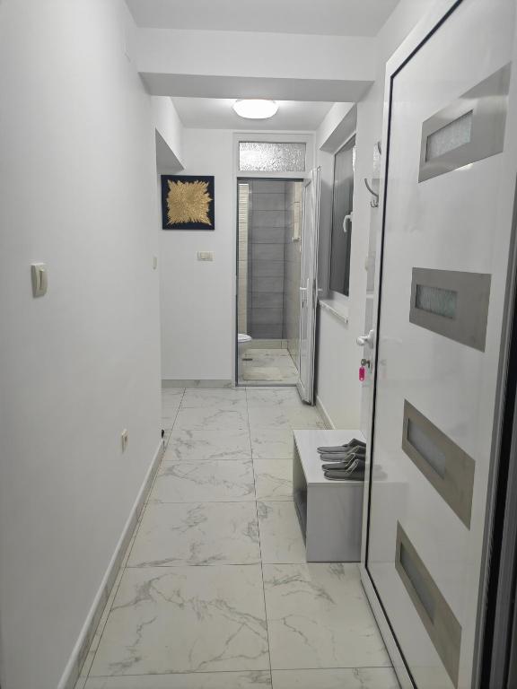 een hal met witte muren en een tegelvloer bij Apartmani B&R in Lazarevac