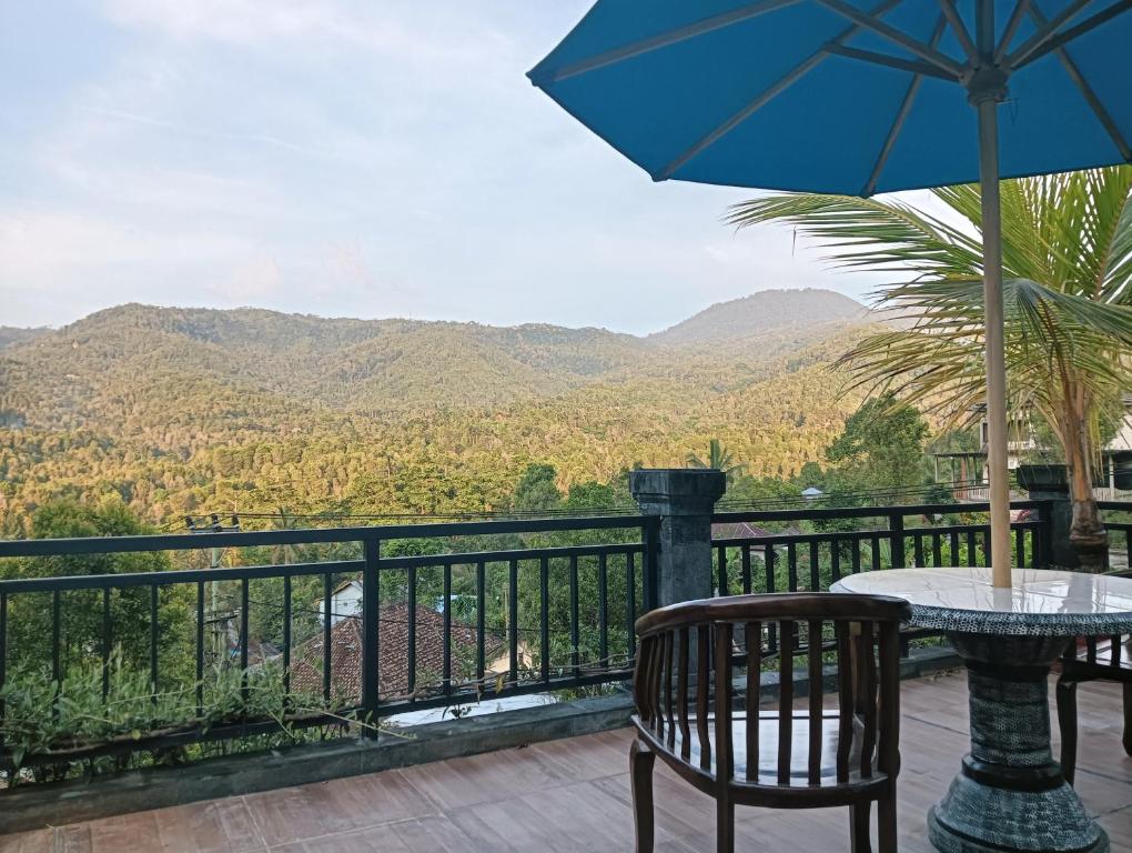 Cảnh núi rừng hoặc tầm nhìn ra núi từ chỗ nghỉ nhà dân