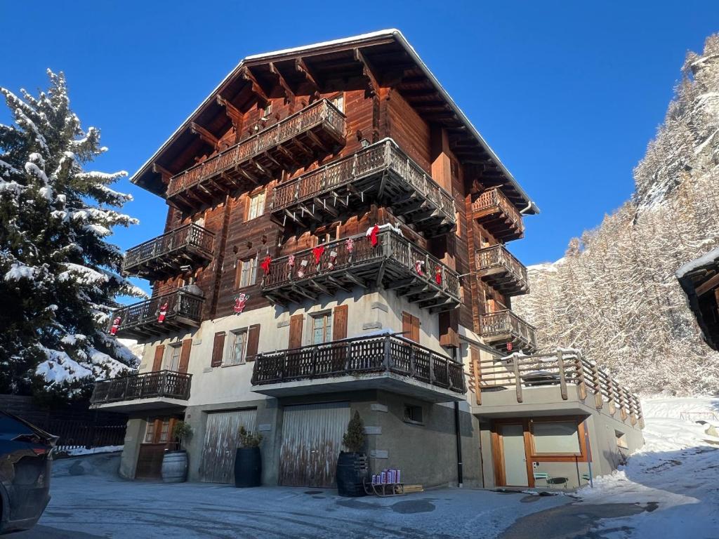 El edificio en el que está el departamento