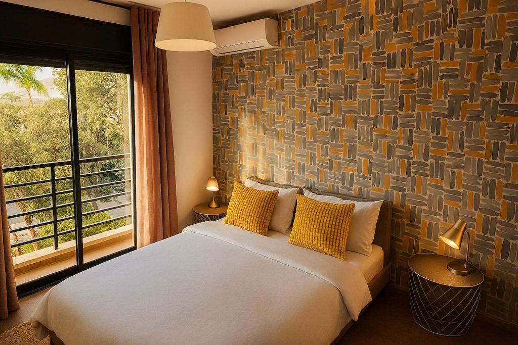 En eller flere senge i et værelse på Cosy-Piscine-Parking