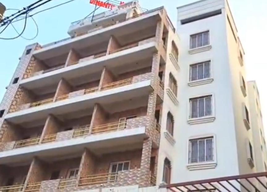 ein Gebäude mit einem Schild darauf in der Unterkunft Hotel Dinantika International in Bolpur