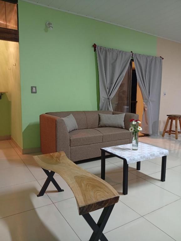 een woonkamer met een bank en een tafel bij Marias Alojamiento in Garupá