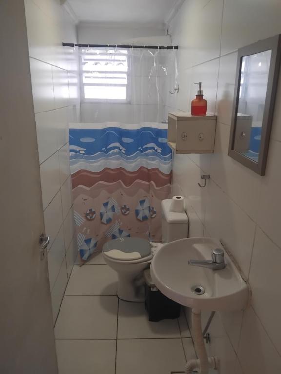 um banheiro com vaso sanitário e pia em Casa Studio Mega - Reformado - Qto1 c Ar - 3 Vagas Garagem - Esp Térreo Priv - WiFi 300 Megas - Home Office a 200 mts Praia da Pompéia em Santos