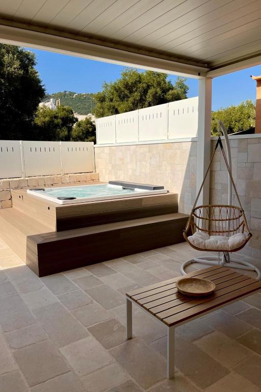 eine Terrasse mit einem Stuhl und einem Swimmingpool in der Unterkunft Dimora Giardinelli in Fasano