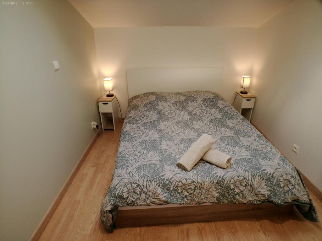 MAISON DU SOUVENIR 70 m2 près du Futuroscope في Lhommaizé: غرفة نوم بها سرير ووسادتين عليه