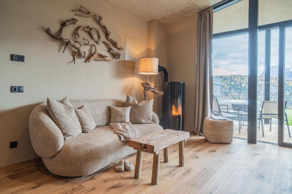 een woonkamer met een bank en een tafel bij Berggut Niggler - Pratum in Dobbiaco