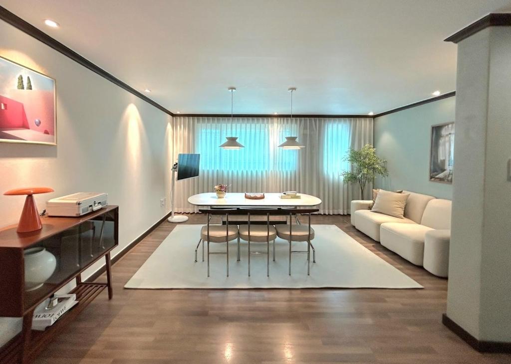 Χώρος καθιστικού στο Hongdae Mangwon 3BR Apartment