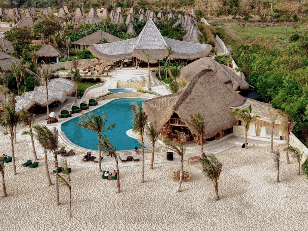 Una vista aérea de un complejo turístico con piscina. en ARYA Sumba - Kodi Resort, en Tambolaka