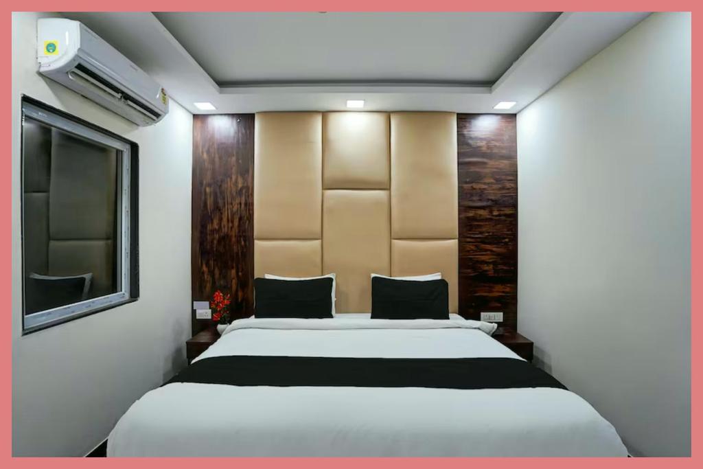 En eller flere senge i et værelse på Hotel Suryatirth Residency