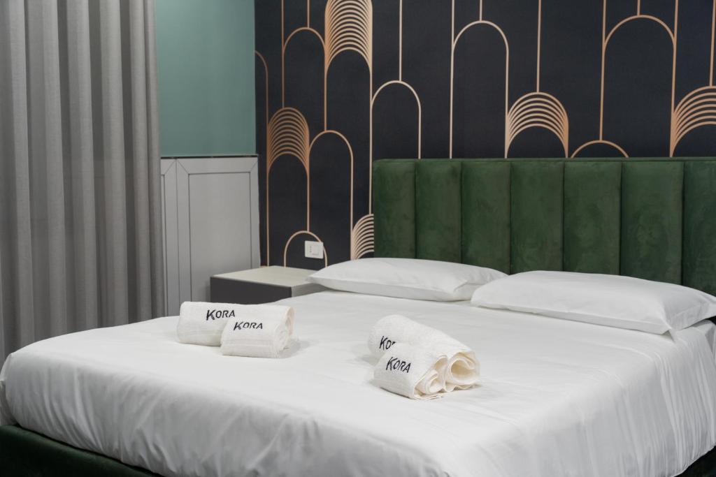 Кровать или кровати в номере Kora Rooms