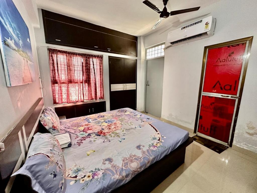 En eller flere senge i et værelse på Atiti 2BHK Fresh & Spacious - 401