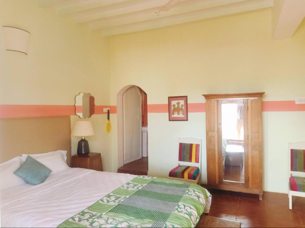 Giường trong phòng chung tại Madame de Lally homestay