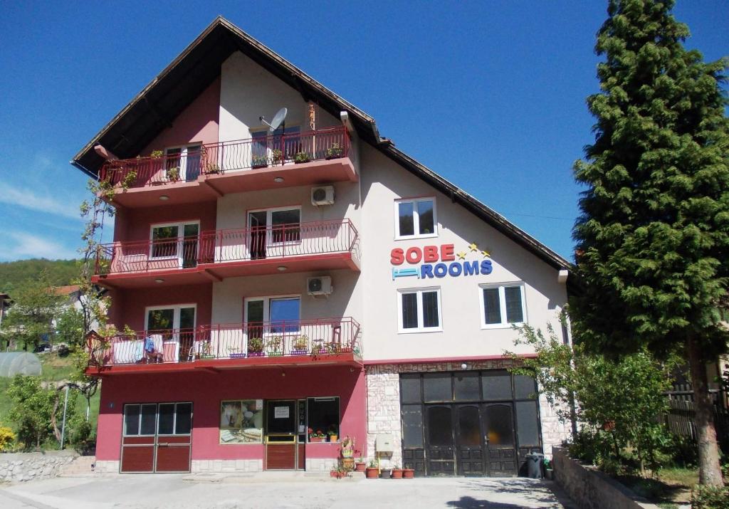 El edificio en el que está el departamento