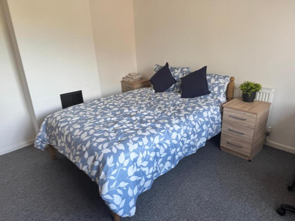 een slaapkamer met een bed met een blauw en wit dekbed bij The Lantern in Bristol