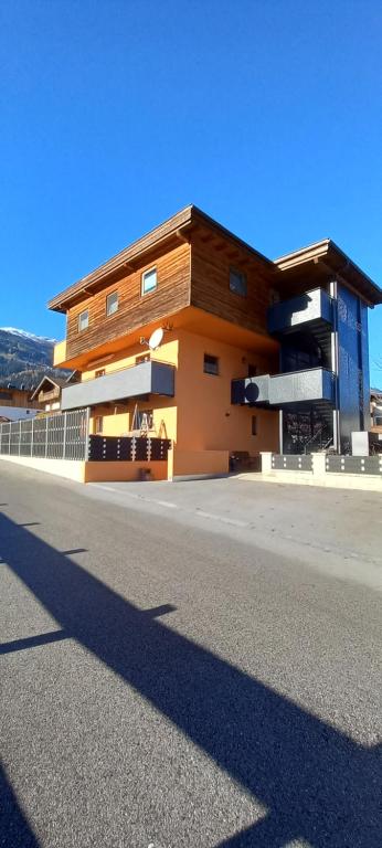 Apartment Birgit في أوديرنز: مبنى على جانب الطريق