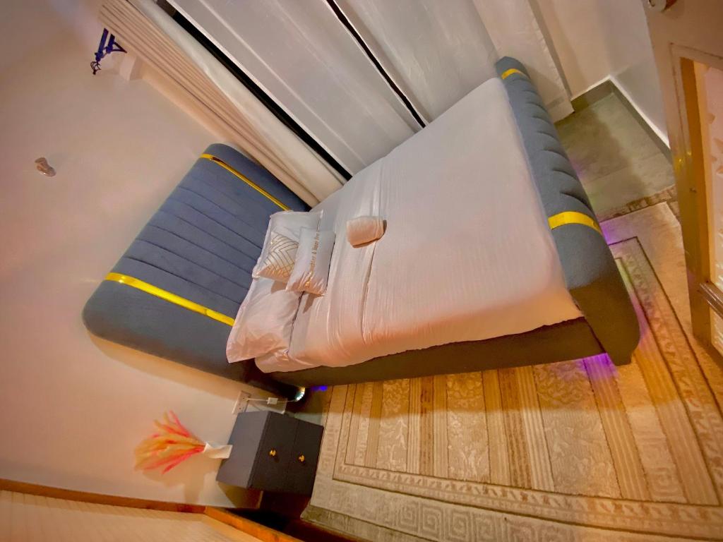 Een bed of bedden in een kamer bij Violet luxury apartment