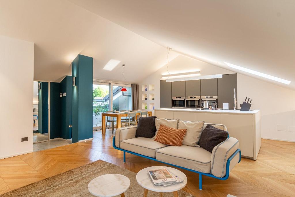 Una sala de estar con un sofá y una cocina. en My cup of tea by Houset, en Seregno