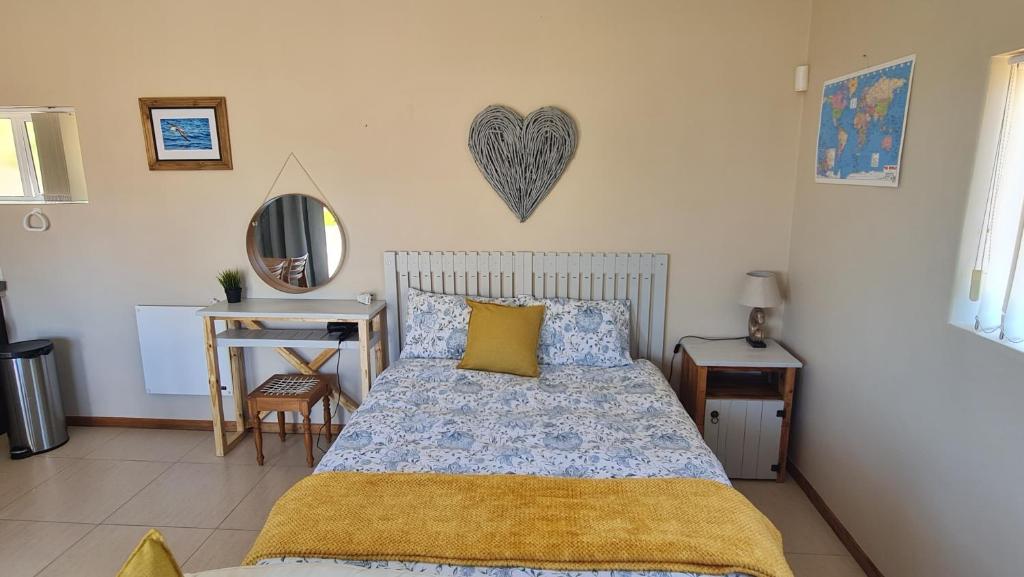 En eller flere senge i et værelse på Shearwater - Self Catering Apartment