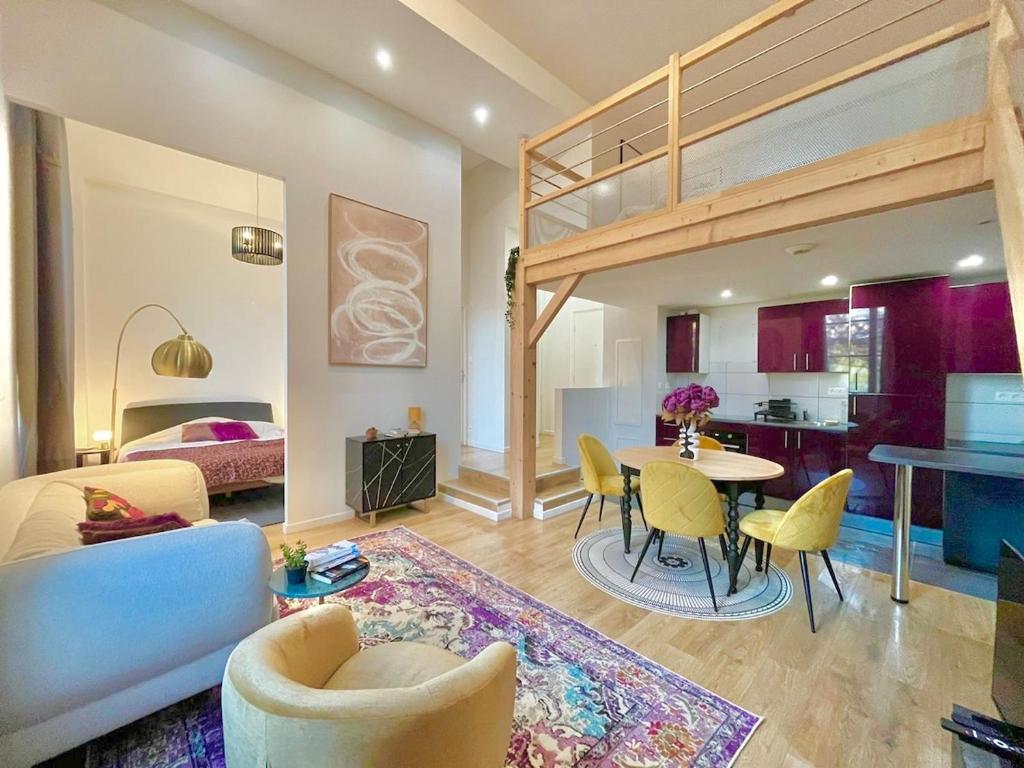 En eller flere senge i et værelse på The Purple Suite - Duplex - Mulhouse Center