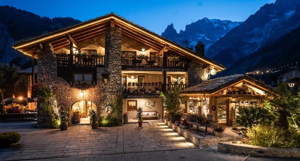 Nespecifikovaný výhled na hory nebo výhled na hory při pohledu z hotelu