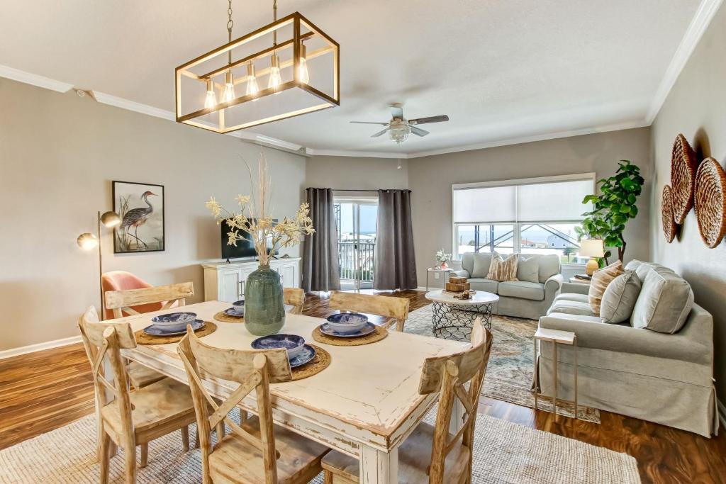 Posezení v ubytování Ocean Park 308 condo