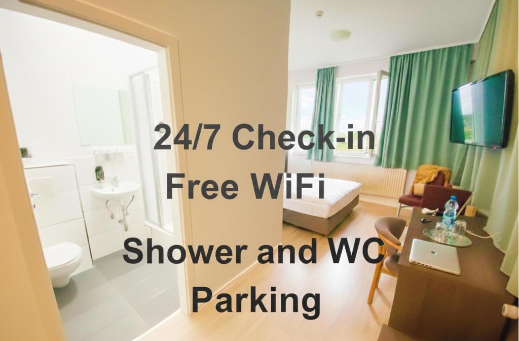 TV a/nebo společenská místnost v ubytování Pionier Hotel Hamburg Wandsbek