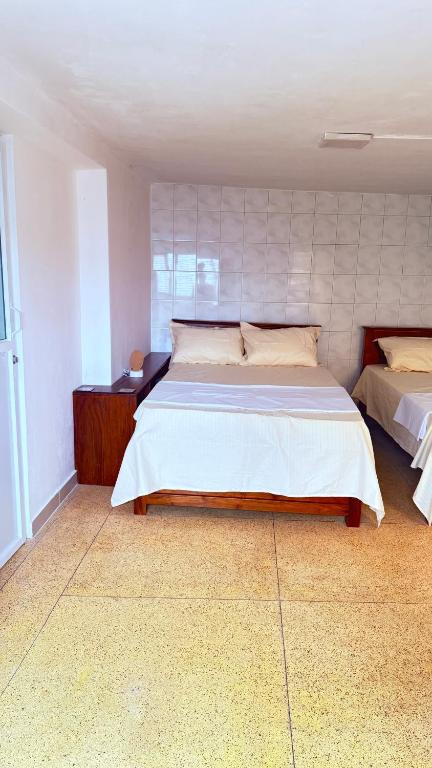 een slaapkamer met een groot wit bed in een kamer bij Kandy city view Residence in Samarakonehena