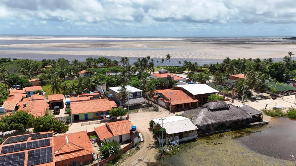 una vista aerea di un resort con spiaggia di villana 2 ad Atins