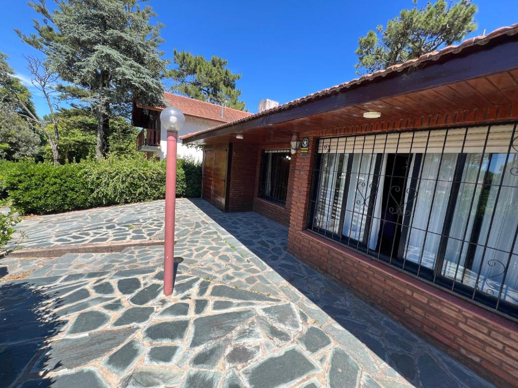 een rode paal voor een gebouw bij Chalet del Sur in Villa Gesell