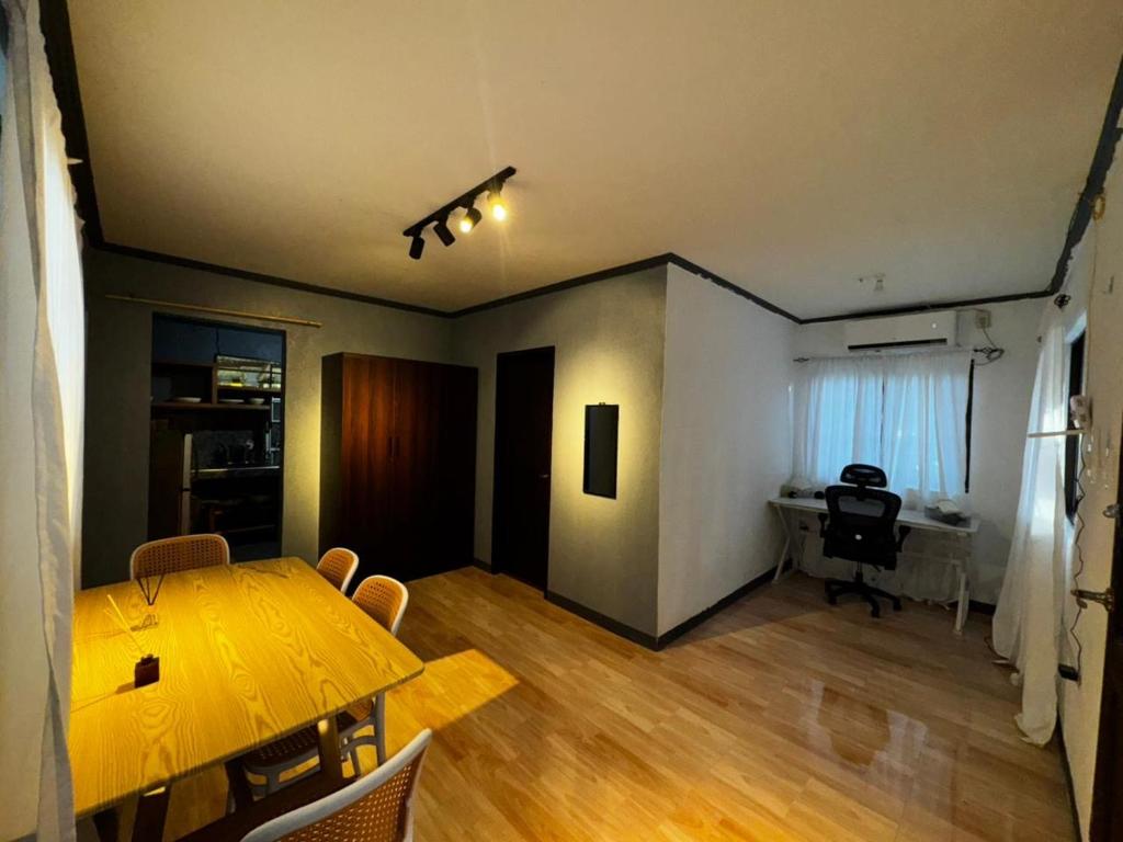 ein Esszimmer mit einem Tisch und einem Schreibtisch in der Unterkunft Uchi in Sampong