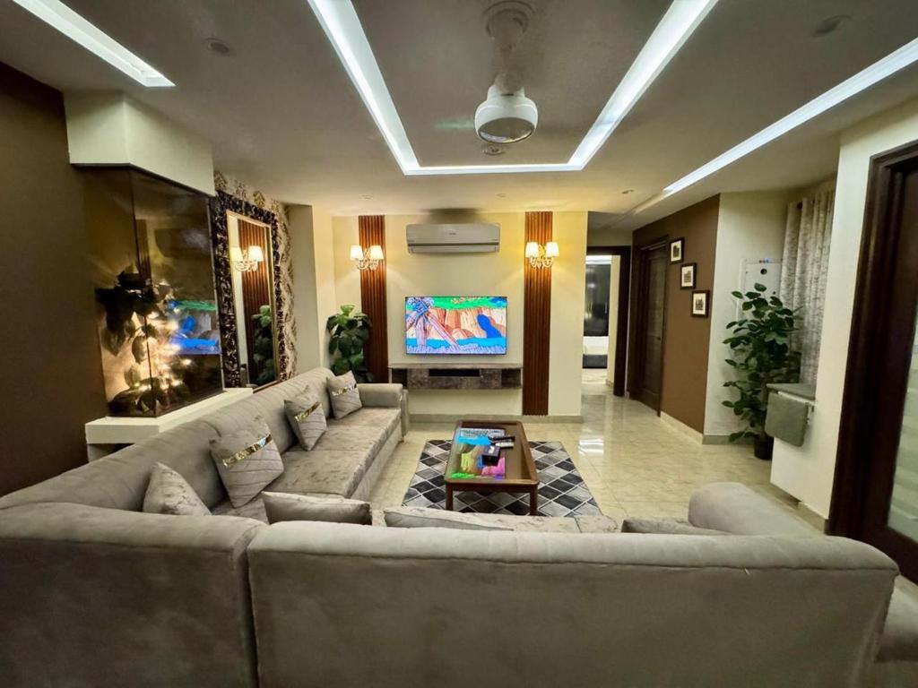 Un lugar para sentarse en 2 Bedroom Executive Suite in DHA Phase 8 Near Allama iqbal airport