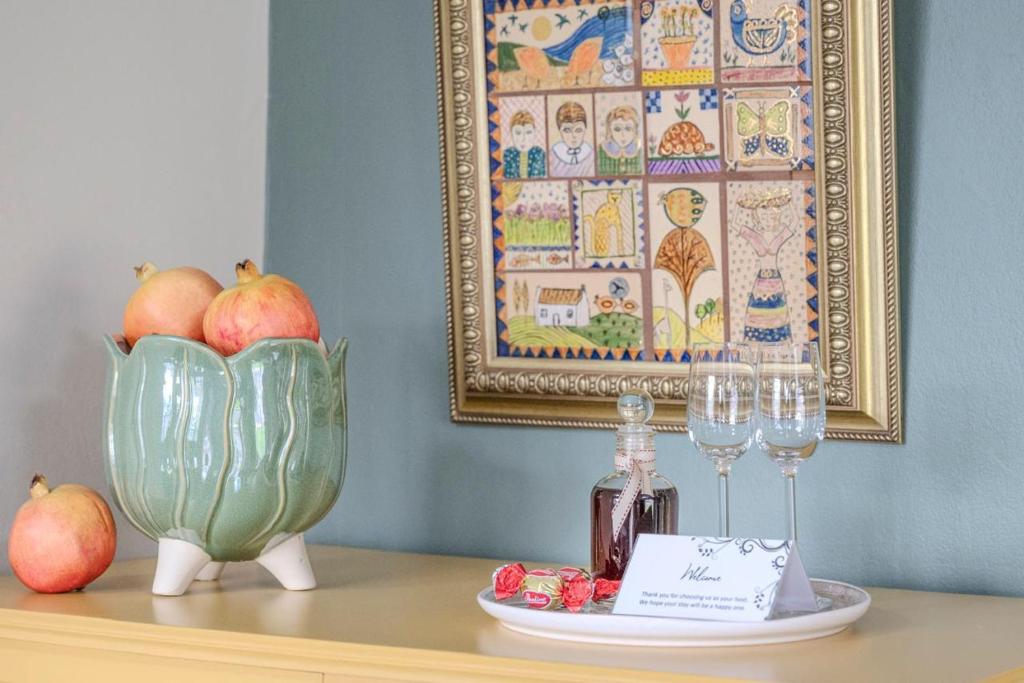 een tafel met twee wijnglazen en een foto bij Summer House in Harrismith