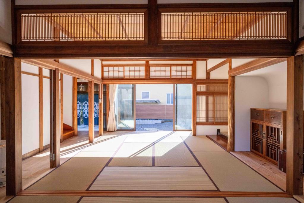 an empty room with a large window and a large floor at 空 Kuu in Odawara
