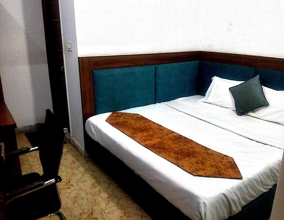 - une chambre avec un lit doté d'une couverture brune dans l'établissement Hotel Golden Time, à Karnal