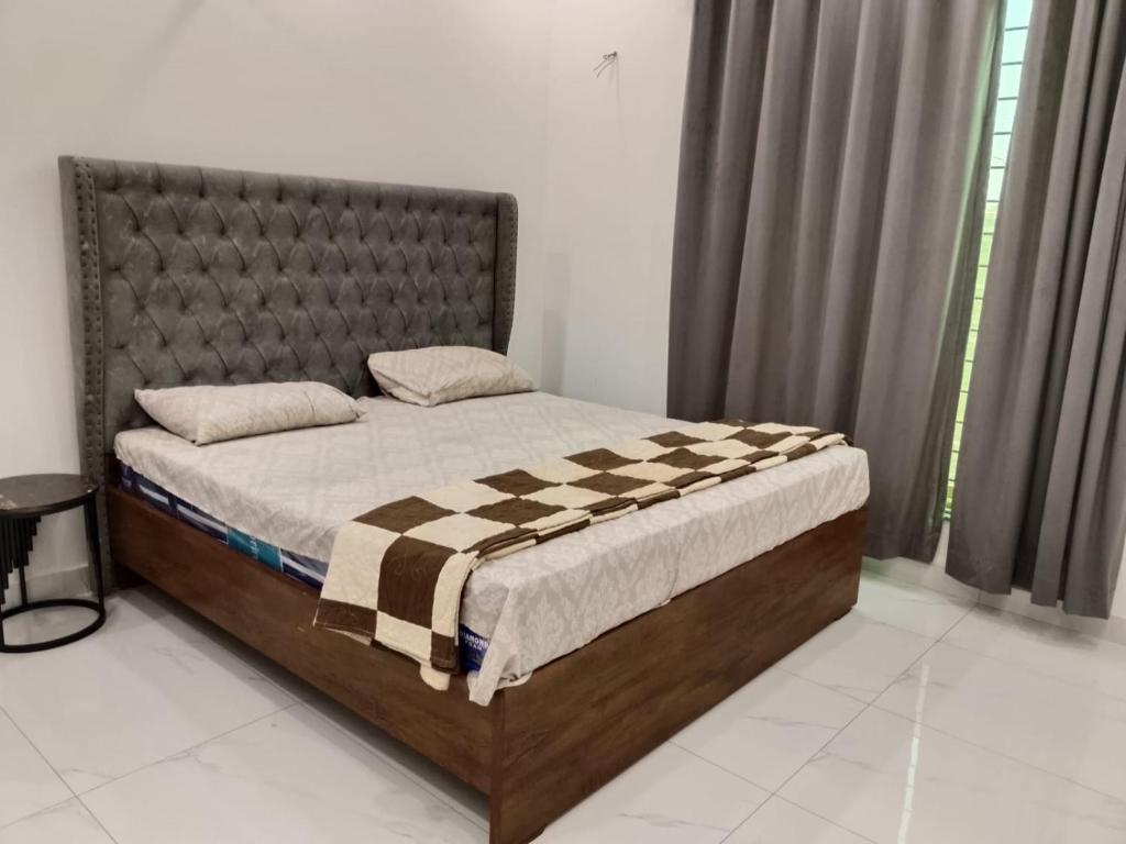 En eller flere senge i et værelse på Bhariya town karachi villa