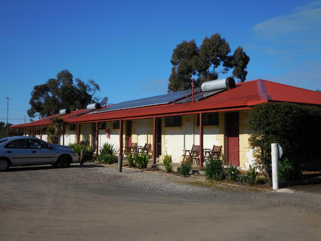 a building with a car parked in front of it at Inglewood Motel and Caravan Park Victoria in Inglewood