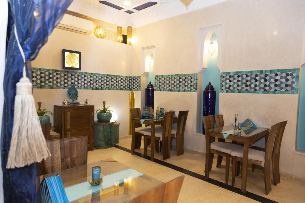 un ristorante con tavoli e sedie in una stanza di Riad La Rose Orientale Marrakech a Marrakech