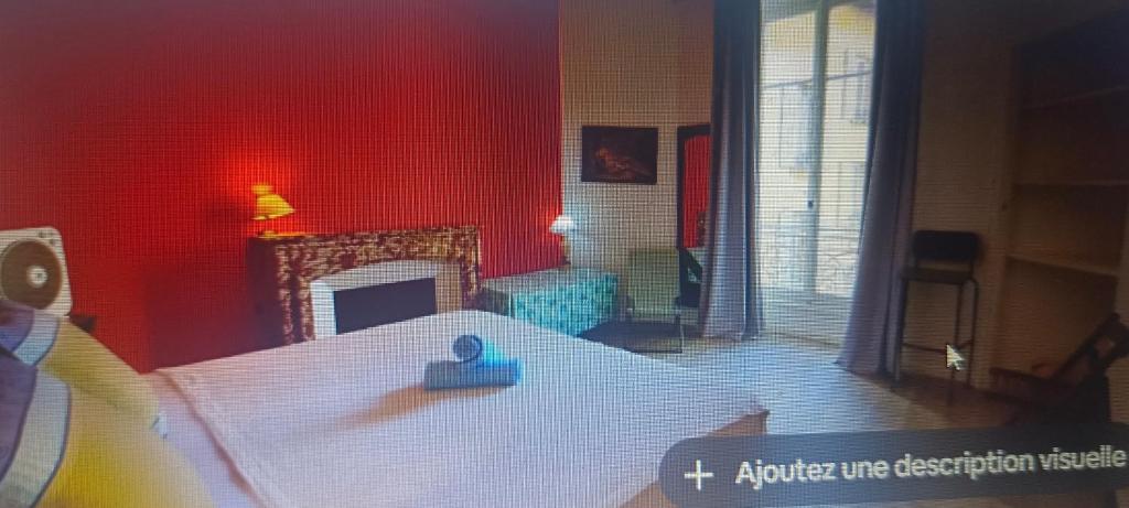 Giường trong phòng chung tại au centre de Nice proche de la mer superbe chambre climatisée