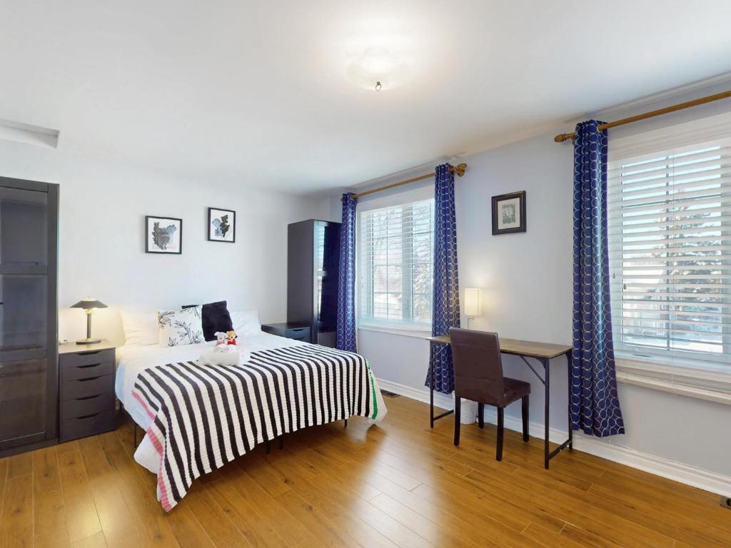 Una cama o camas en una habitación de Cozy Queen room with Shared Bath near Seneca Finch 404