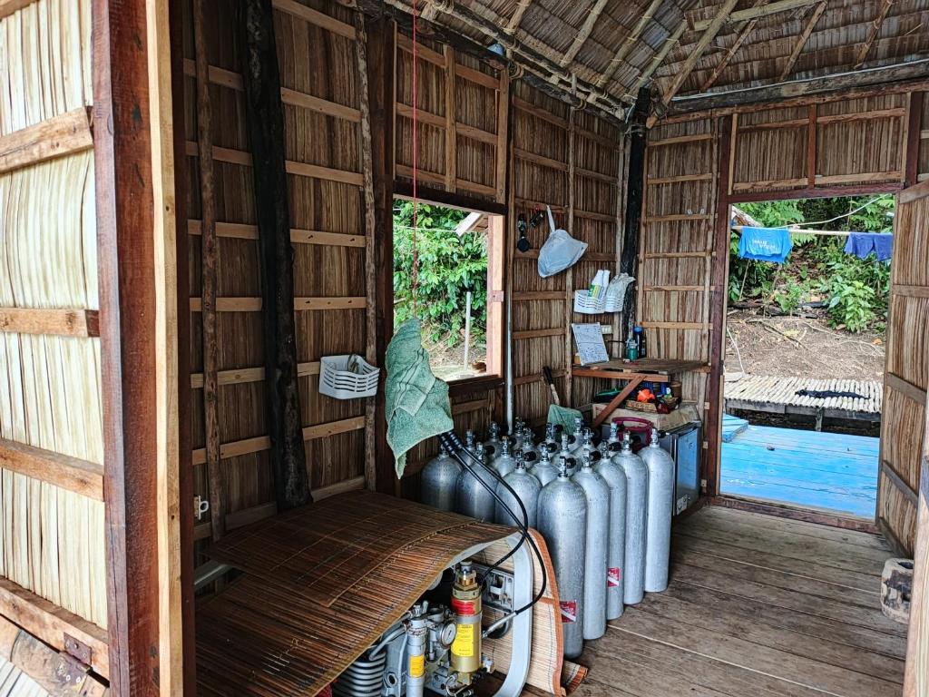 Una habitación con un montón de cilindros de metal en un edificio. en Batanta Guest House, en Pulau Birie