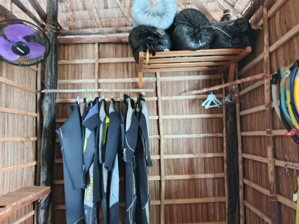 una habitación con una pared de sombrillas en Biryei Homestay Raja Ampat, en Pulau Birie