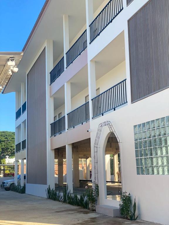 a white apartment building with an entry way at Nan Minimal ที่พักน่านมินิมอล in Ban Na Tho