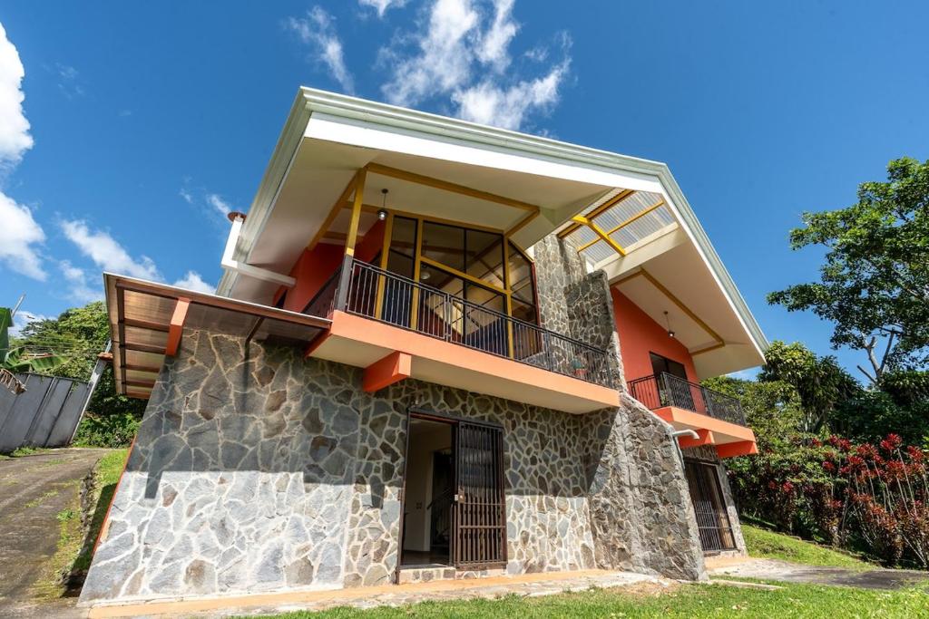 ein Haus mit einem Balkon an der Seite in der Unterkunft Villa Familiar 3BR Vistas al Valle & Naturaleza in Turrialba