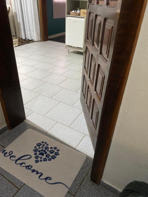 una porta con uno zerbino di benvenuto davanti a una cucina di Apzinho do Centro a Nova Petrópolis